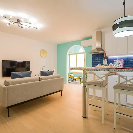 Beachfront In Canteras With Pool Feriehus