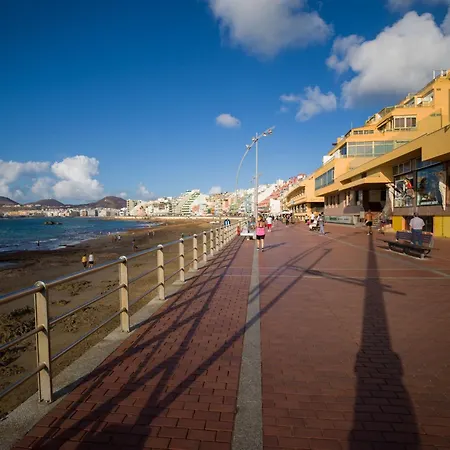 Beachfront In Canteras With Pool Feriehus